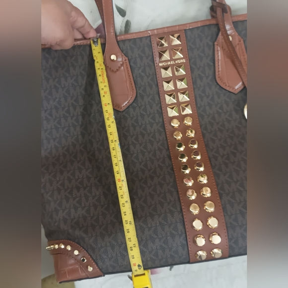 Authentic Michael Kors Eva Tote and Pouch - Picture 8 of 11